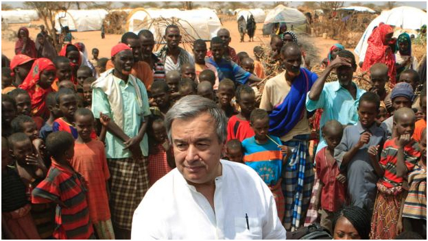 Antonio Guterres is surrounded by Somali refugees
