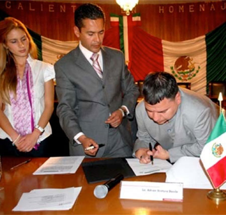 IIMSAM'S SECRETARY-GENERAL R. MARADONA SIGNING AGREEMENT